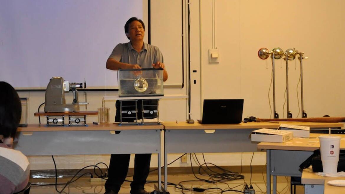 Physics demonstration to teachers